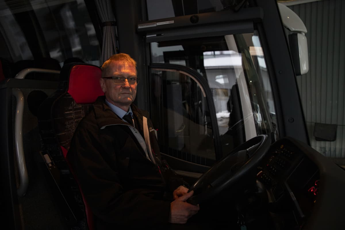 Linja-autokuljettaja Iikka Tolonen auton ratissa.