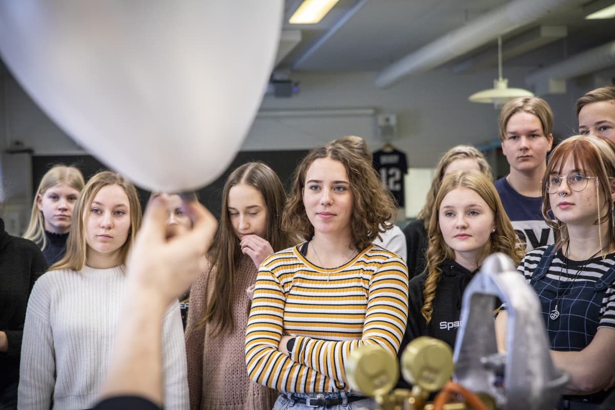 Oppilaita tutkimassa heliumpalloa, joka lähetetään avaruuteen