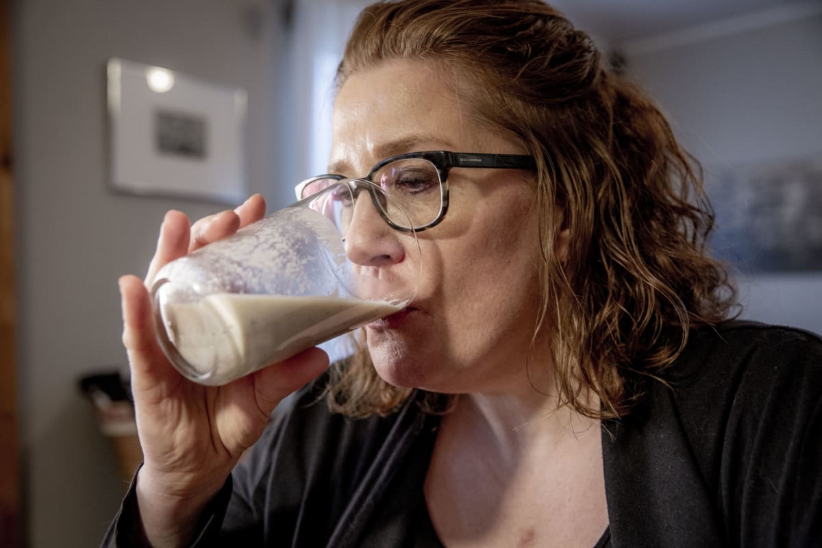 Jaana Jalovaara juomassa smoothieta