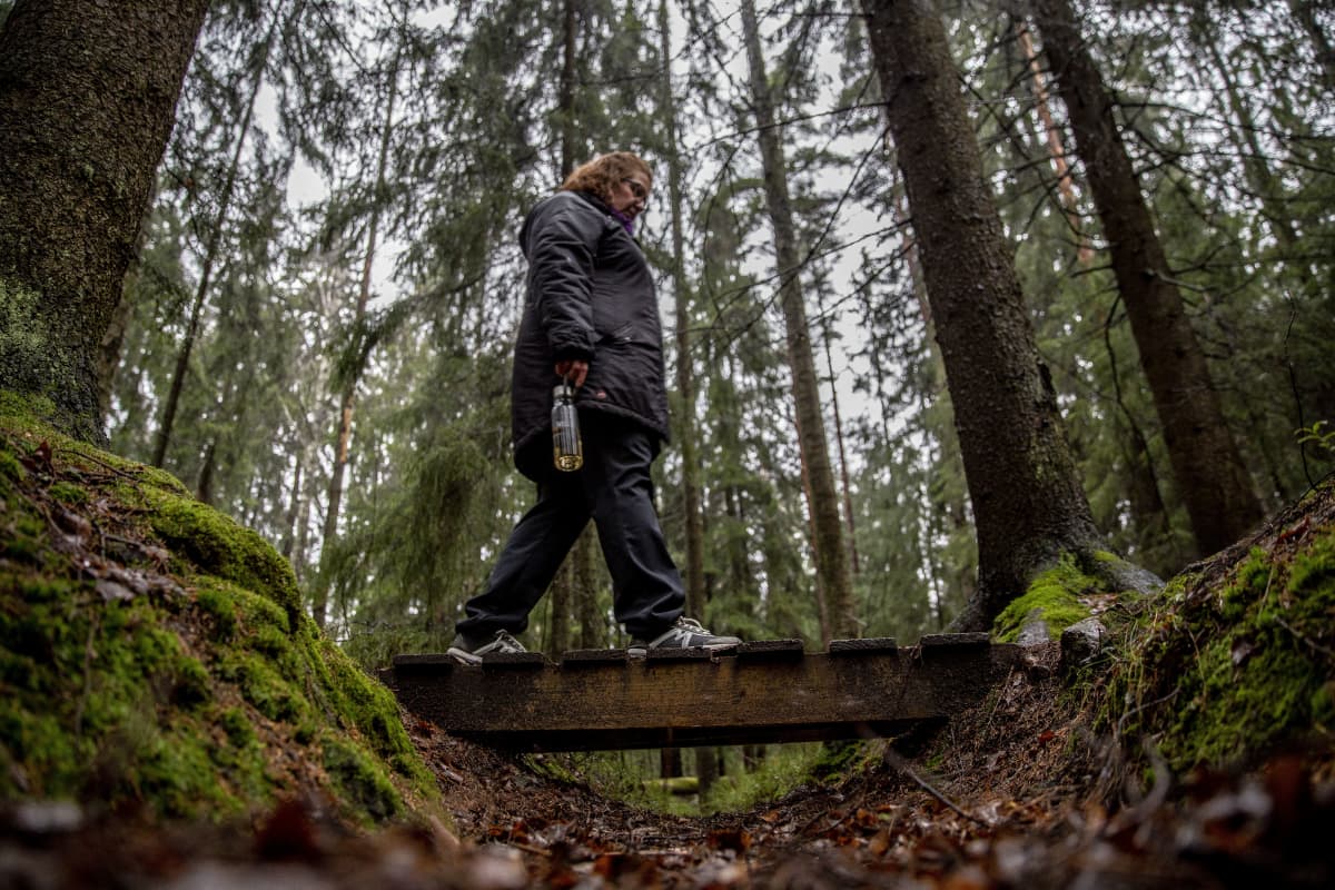 Jaana Jalovaara kävelyllä metsässä