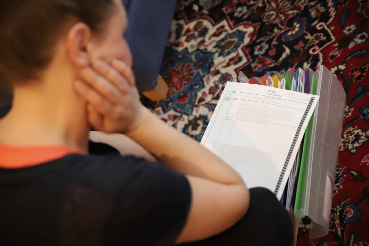äiti käsi poskella