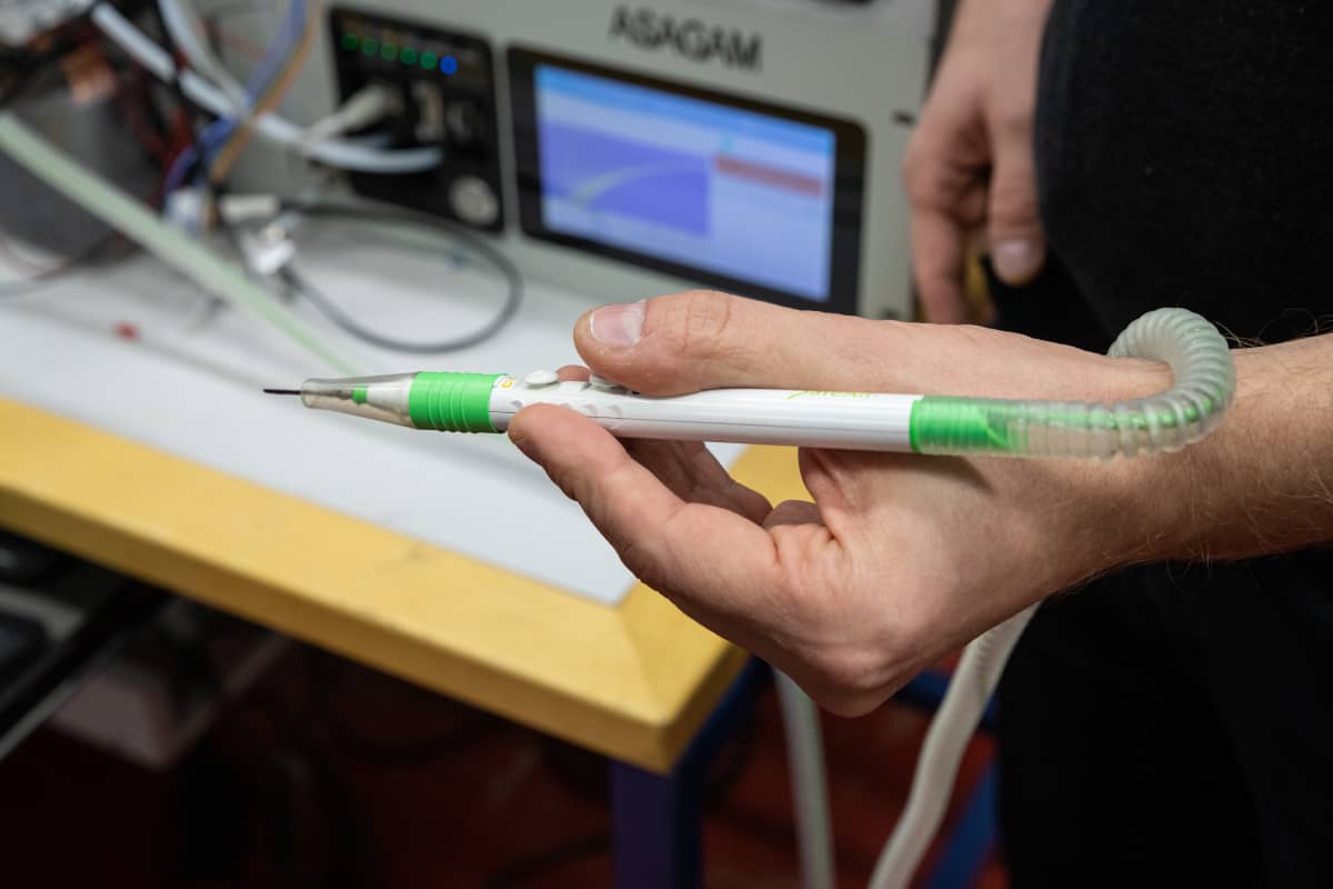 Älyveitsi TTY:n laboratoriossa.