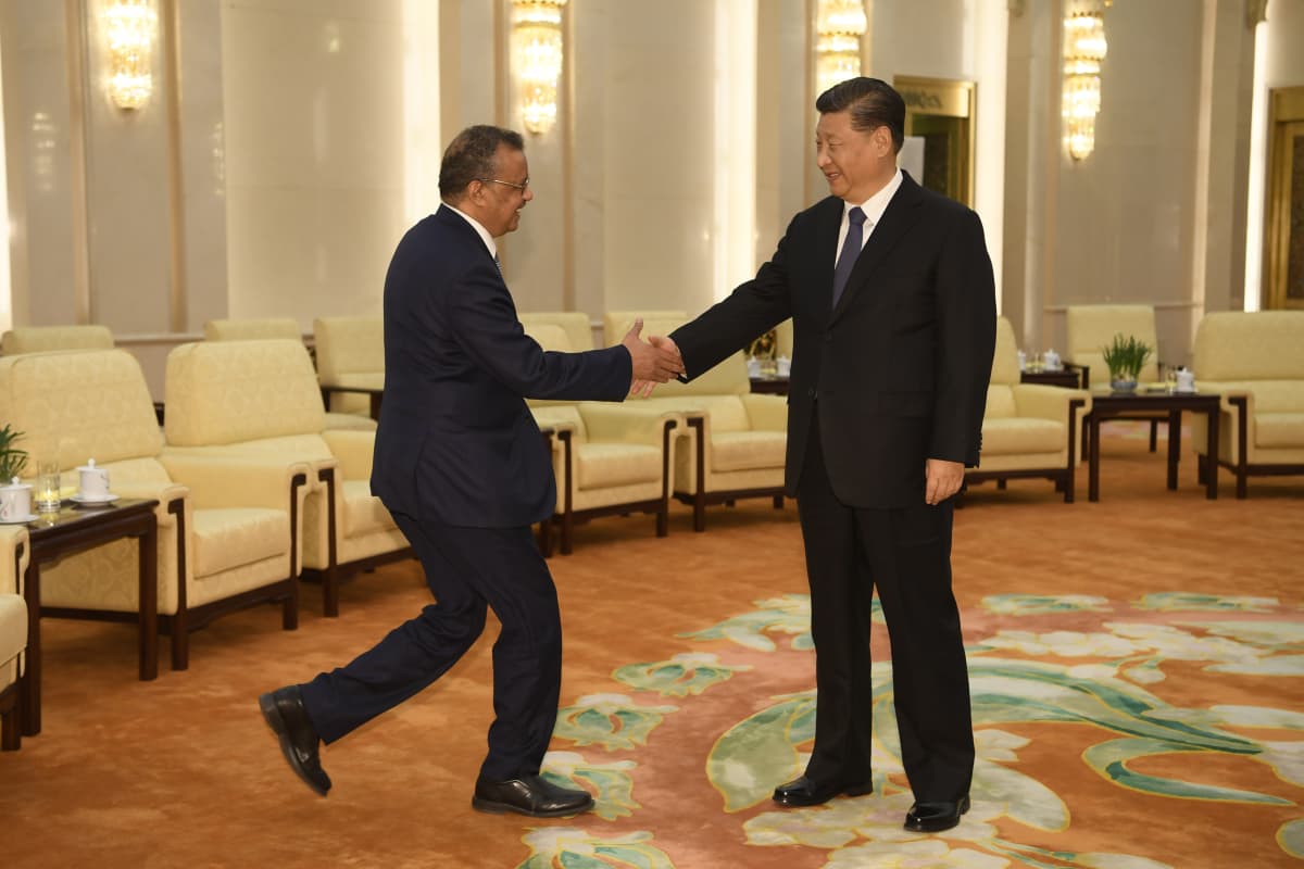 Tedros Adhanom ja Xi Jinping kättelevät.