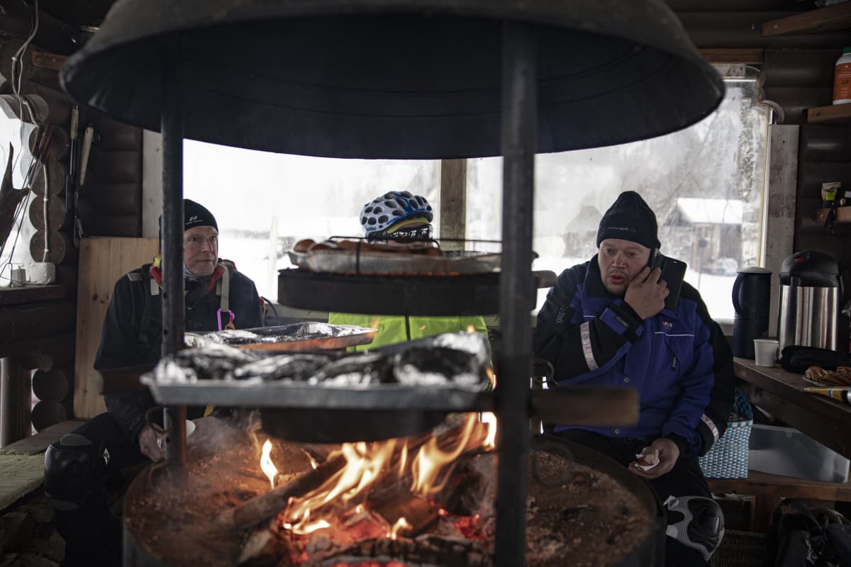 Markku Savolainen, Hannu Korkiala ja Henry Leinonen grillikodassa, Oulunjärven rannalla.