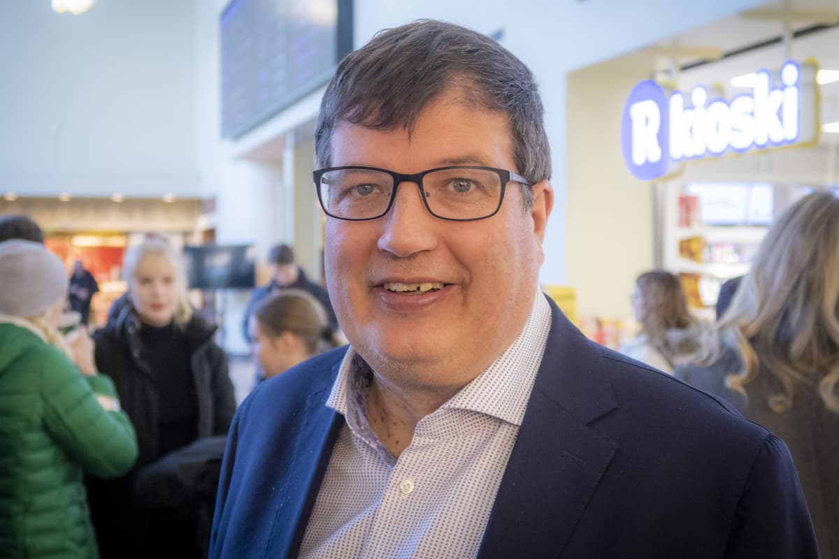 Arto Satonen Tampereen rautatieasemalla lähikuvassa