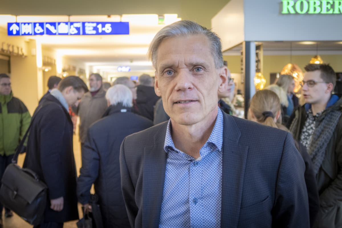 Pauli Kiuru Tampereen rautatieasemalla
