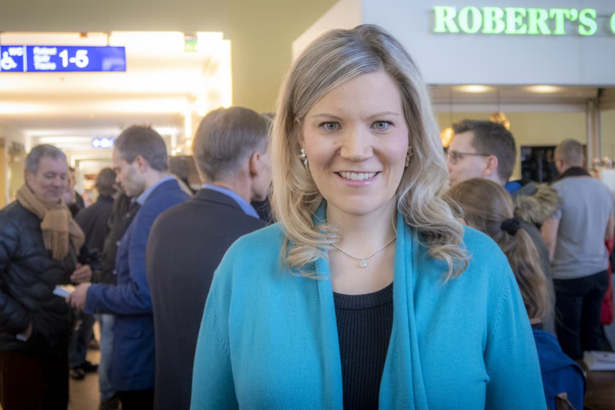 Sofia Vikman Tampereen rautatieasemalla