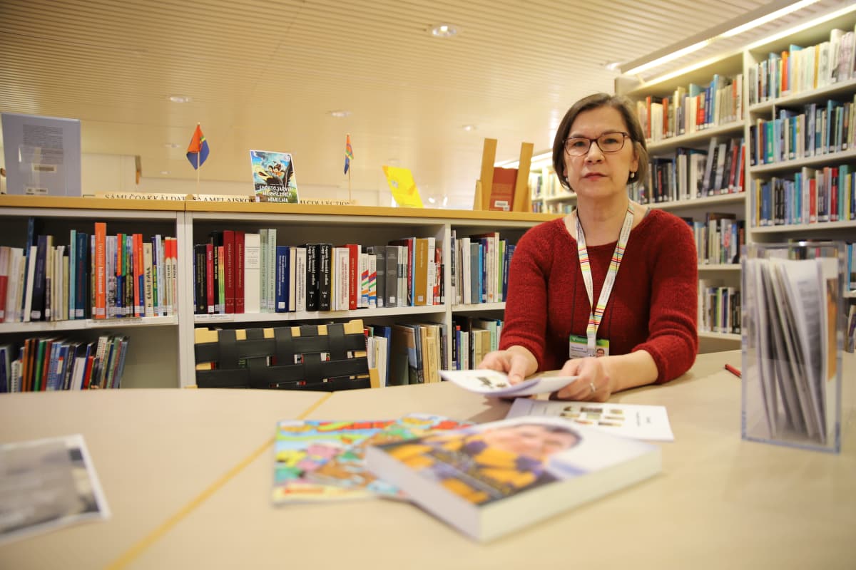 Tiina Mäntylä saamelaisen erikoiskirjaston hoitaja.