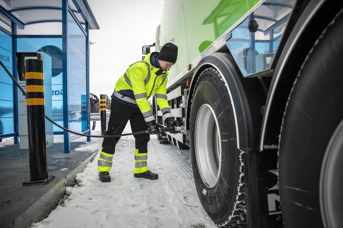 Tomi Tuononen tankkaa kaasu jäteautoa
