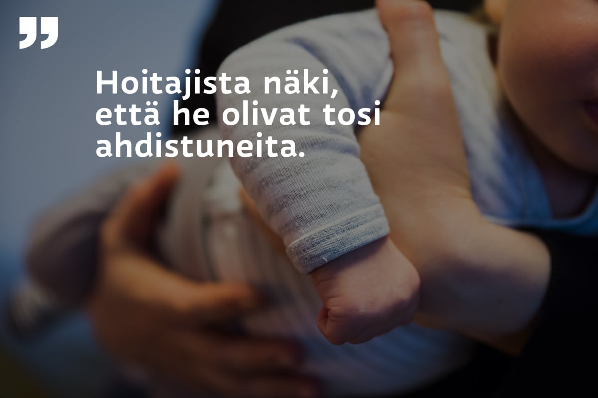 äiti pitää lasta sylissä ja sitatti. Hoitajista näki, että he olivat tosi ahdistuneita.