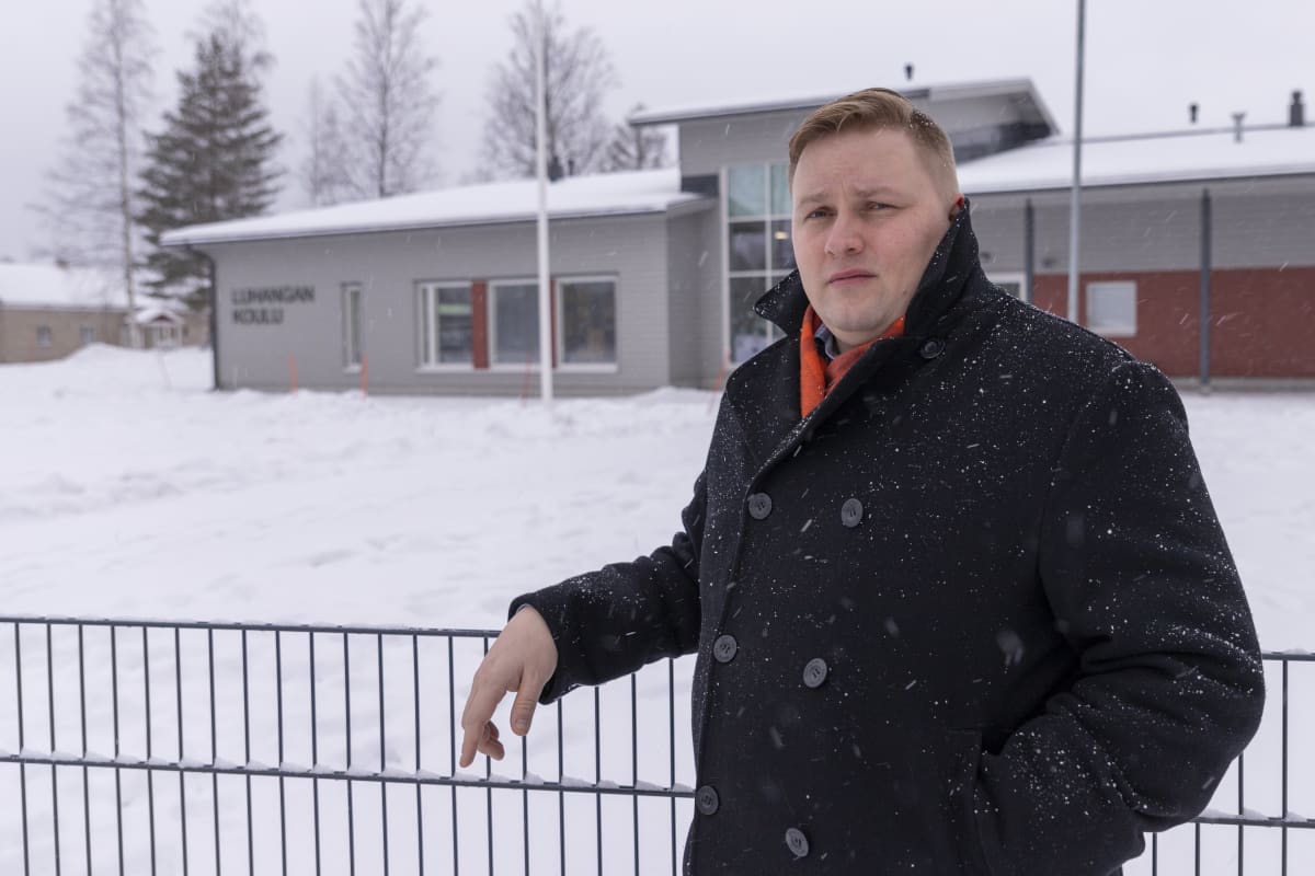 Luhangan kunnanjohtaja Tuomo Kärnä uuden koulurakennuksen edustalla.