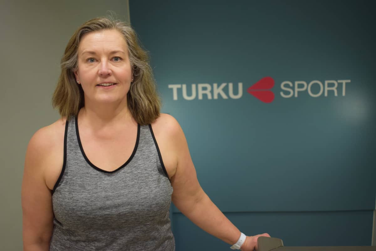 Päivi Suominen kuntosalin ulkopuolella.