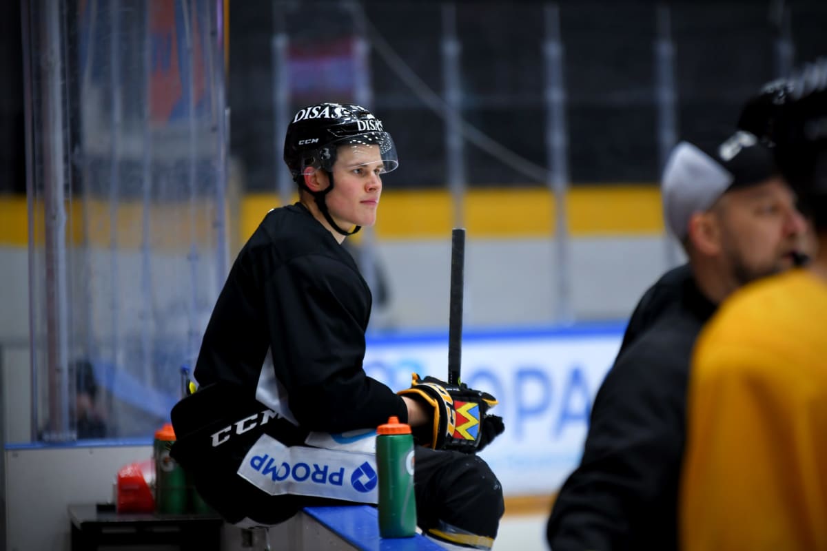 Jesse Puljujärvi sitter på sargkanten på Kärpäts träningar, januari 2020.