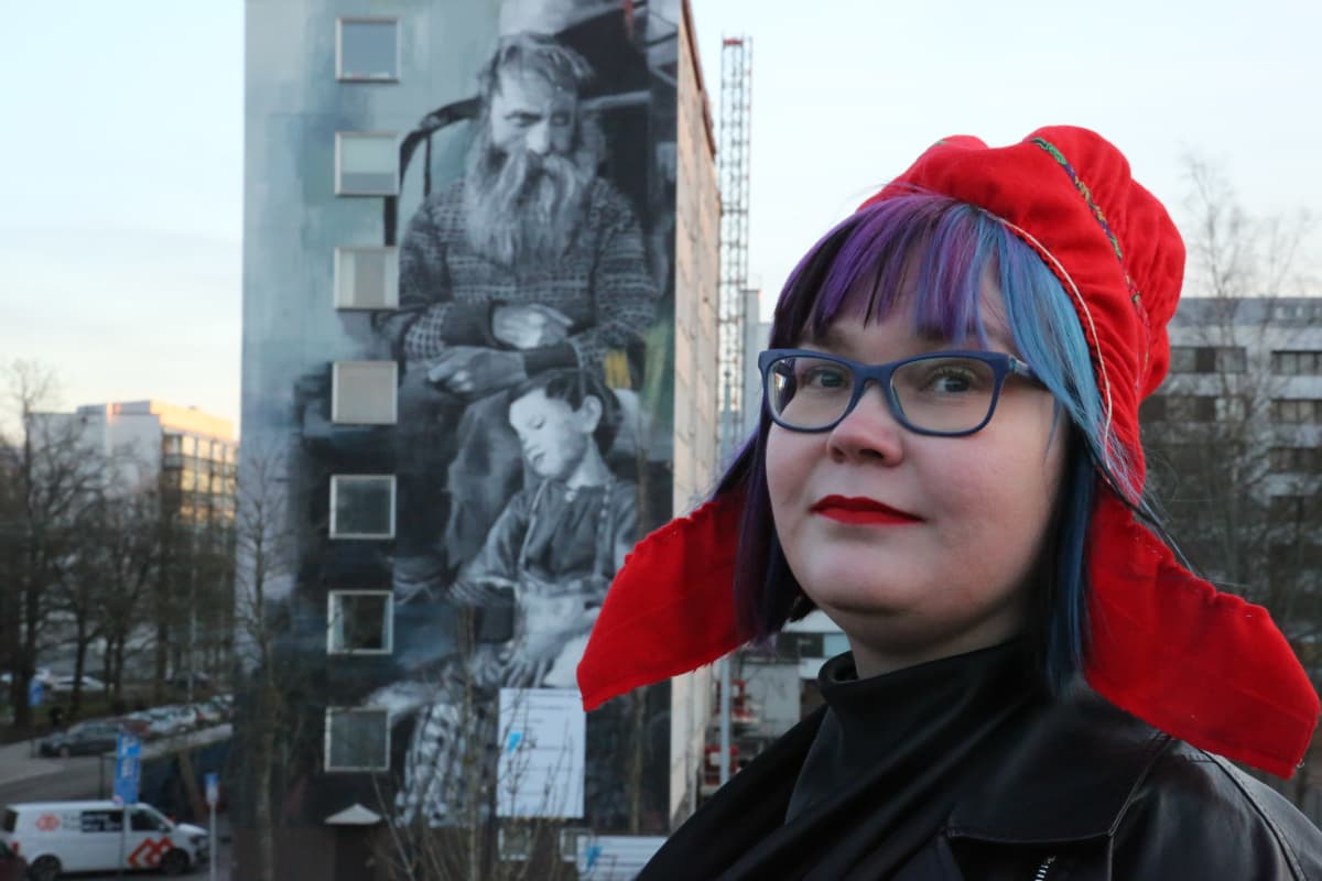 Niina Siivikko esittelee saamelaisen muraalin Turussa