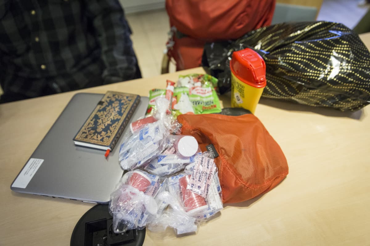 Tukialushankeen, projektipäällikön Robet Kosken reppu sisältää tarvikkeita asunnottomille mm kondomeja, puhtaiata neuloja ja lakritsia