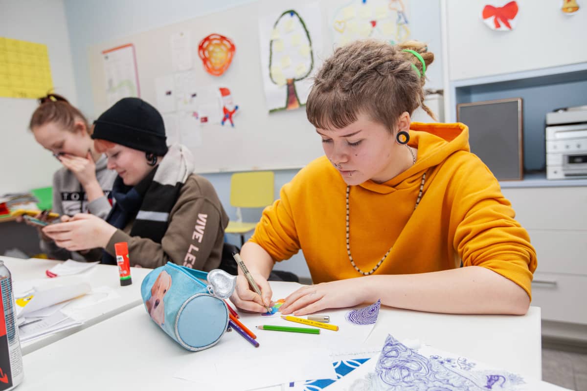 Opiskelija Ronja Wallgren oppitunnilla Tredussa.