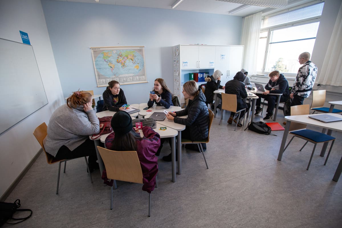 Tampereen seudun ammattiopisto Tredun opiskelijoita oppitunnilla oppitunnilla Pyynikillä.