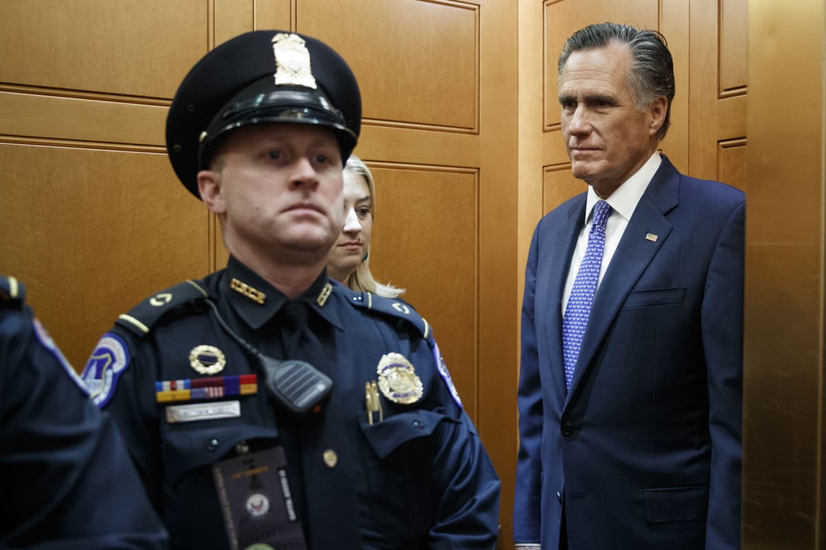 Senaattori Mitt Romney menossa virkarikosoikeudenkäynnin äänestykseen senaatin hissillä.