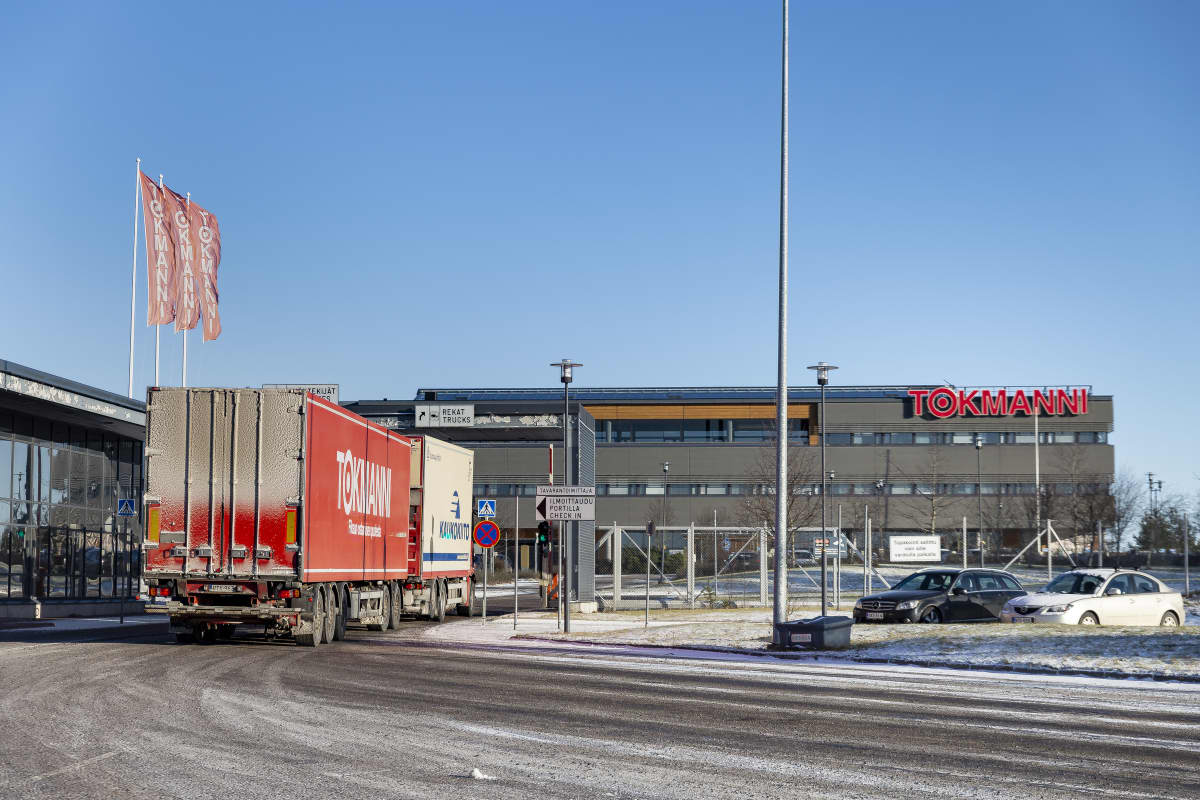 rekka ajaa Tokmannin logistiikkakeskukseen