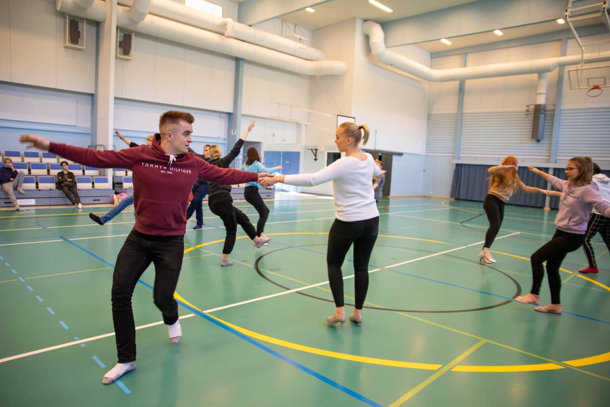 Punkalaitumen lukion vanhojentansseihin valmistautuvat opiskelijat harjoituksissa