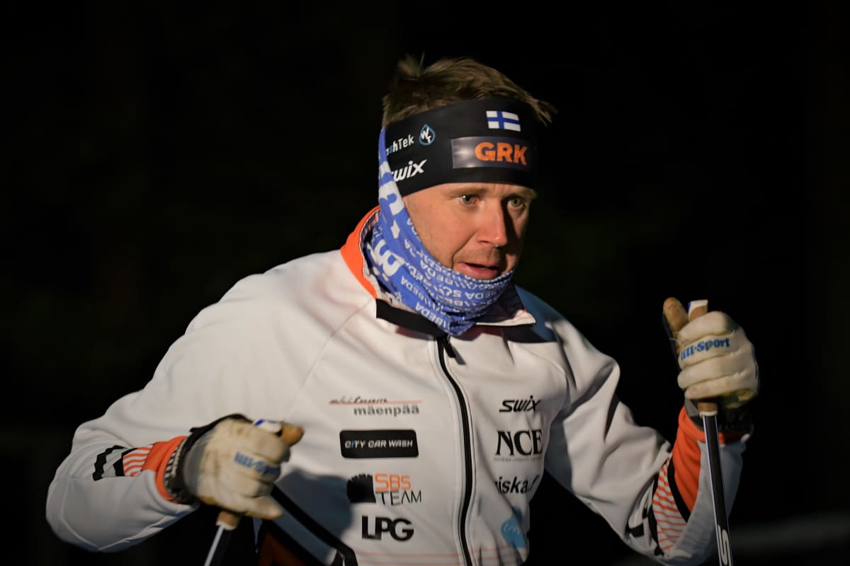 Hans Mäenpää i skidspåret i Jakobstad.