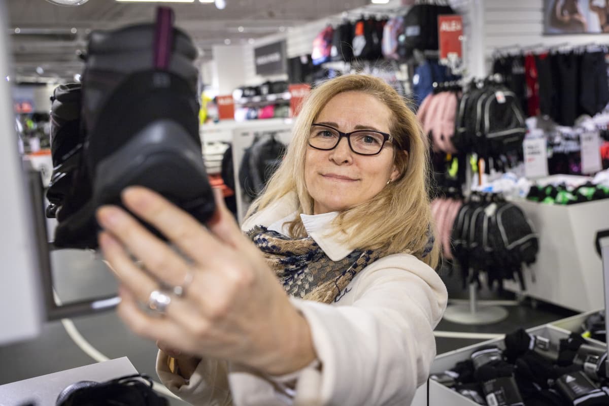 Leppävirtalainen Jaana Uusitalo katselemassa uusia kenkiä Stadium liikkeessä