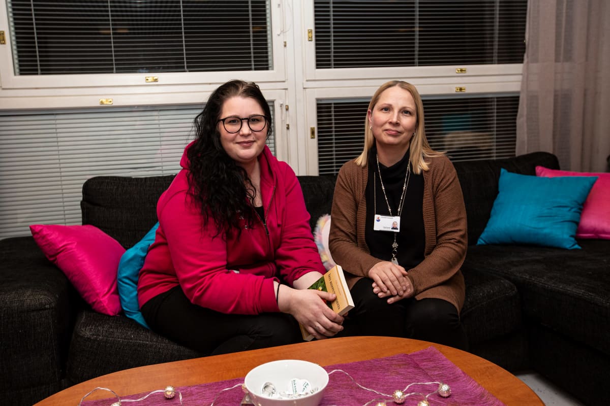 Nuoriso-ohjaaja Jenni Ahokas (vas.) ja Oriveden kaupungin hyvinvointijohtaja Tuija Peurala koululaisten vanhemmille pidetyn infotilaisuuden jälkeen Oriveden opistolla.