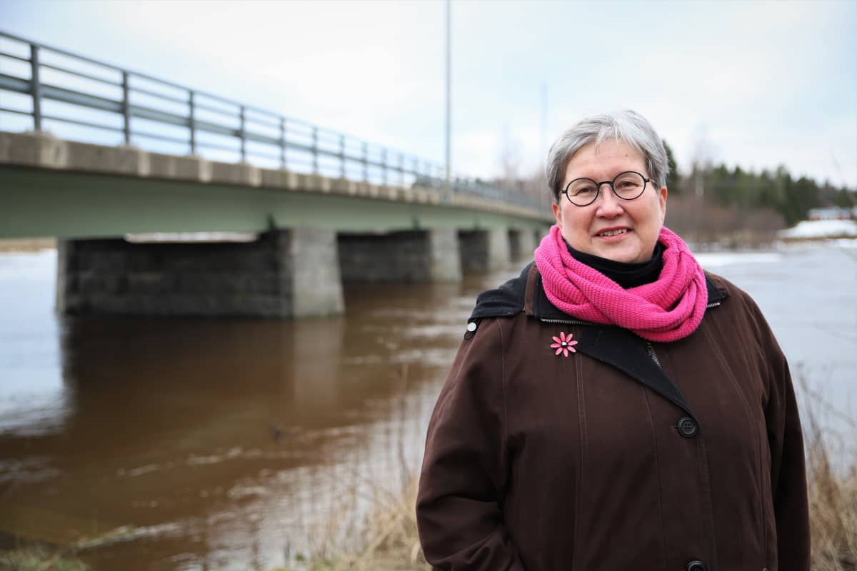 Liisa Maria Rautio seisoo Skatilan sillan edessä Mustasaaren Veikkolassa.