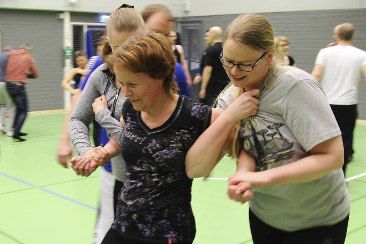 Itsepuolustuskoulutusta opettajille Ylöjärvellä