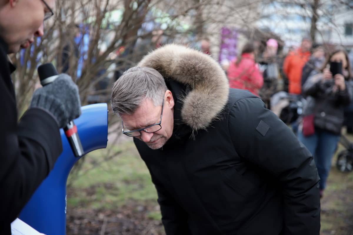 Jukka Jalonen tutkii äänimaisemateosta Riihimäellä Jukka Jalosen puistossa.