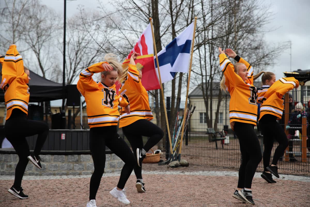 Tanssikoulu 1st Stepin tanssijat tanssivat Jukka Jalosen puiston nimiäisissä.