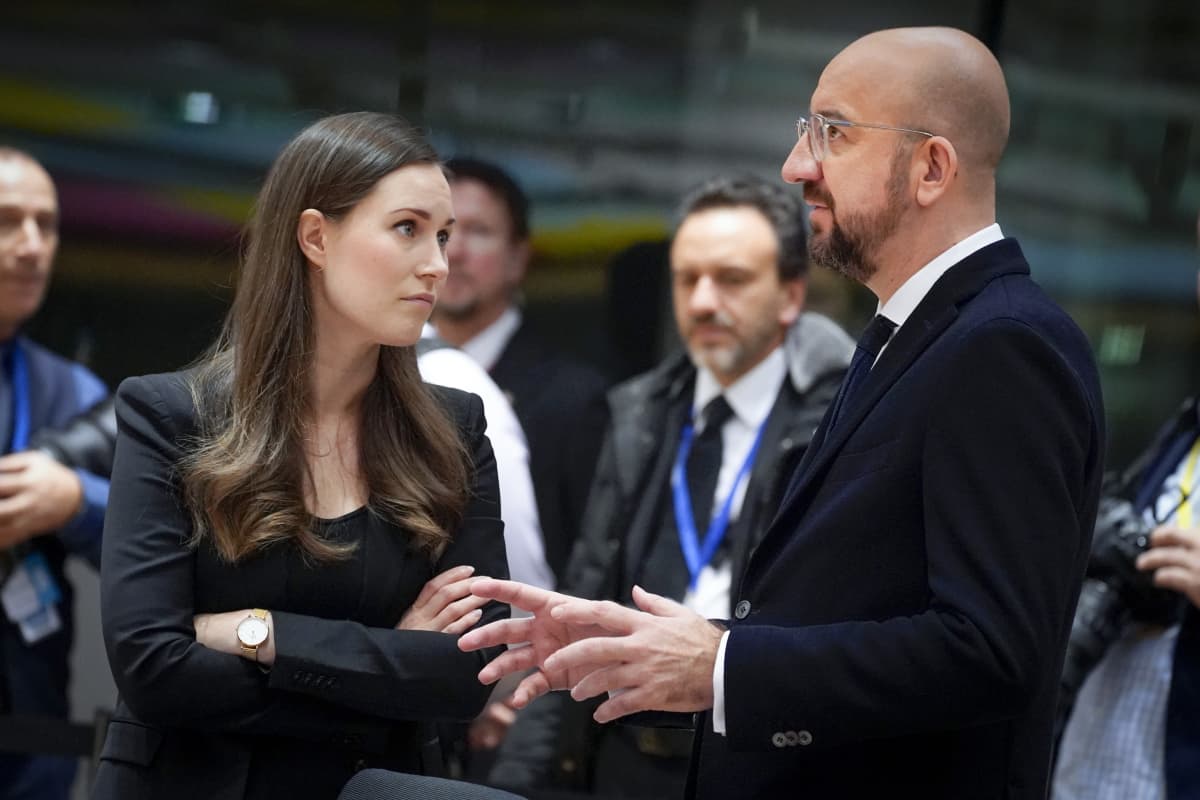 Pääministeri Sanna Marin ja Eurooppa-neuvoston puheenjohtaja Charles Michel huippukokouksessa Brysselissä joulukuussa 2019.