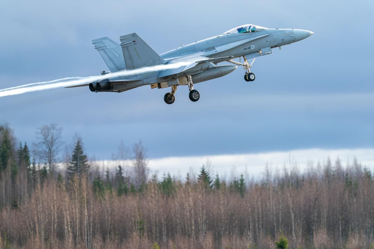 Ilmavoimien Hornet-hävittäjä nousee Pirkkalan lentokentältä.