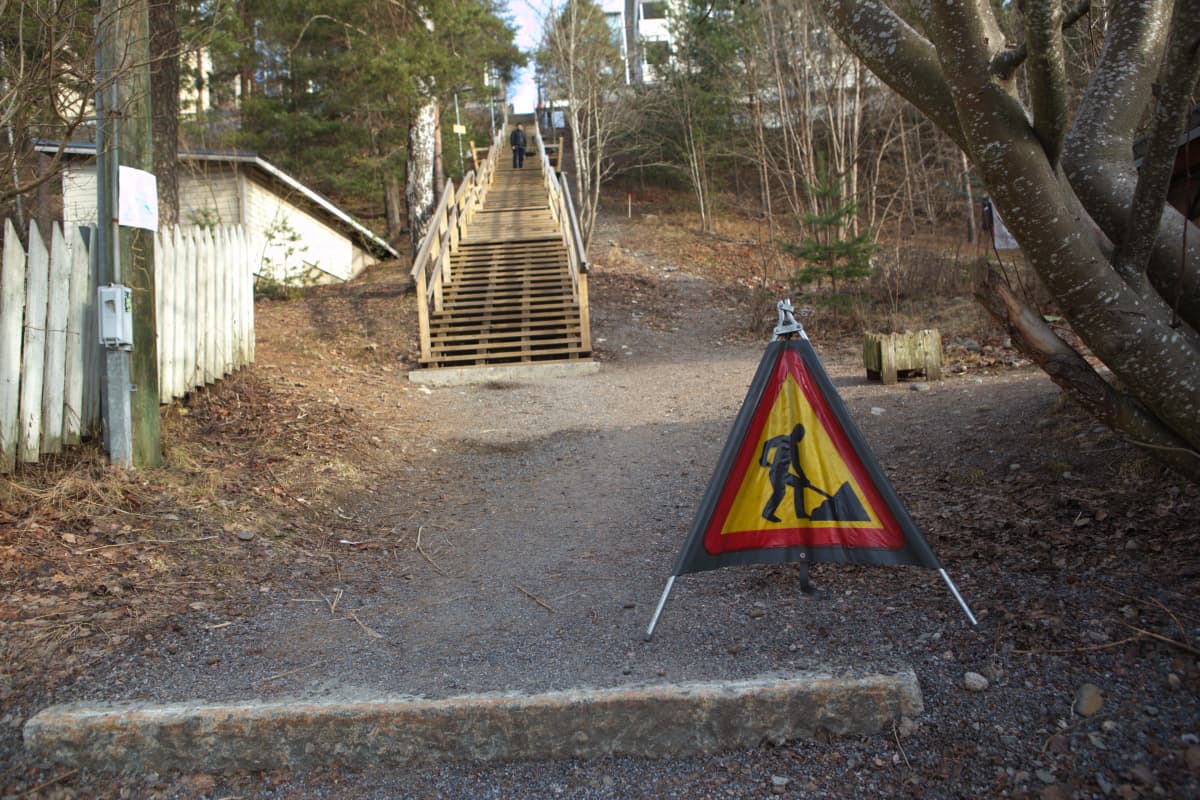 Pispalan portaat ja työmaakyltti.