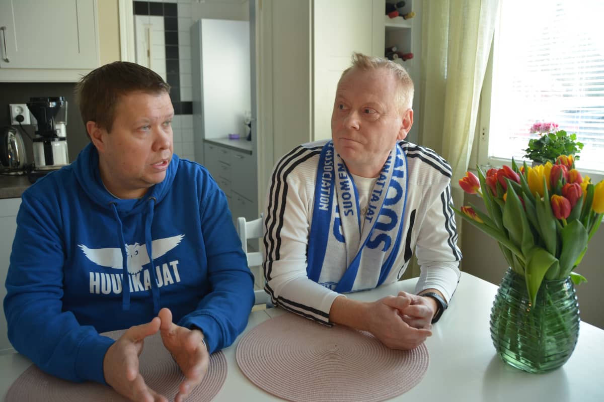 Kuvassa Sauli Isokoski ja Vesa Suvanto istuvat keittiön pöydän ääressä juttelemassa