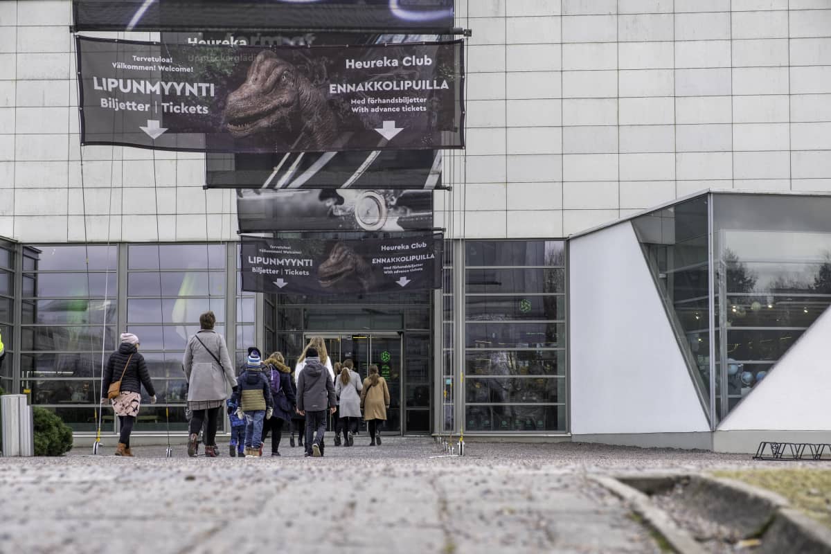Ihmisiä menossa Tiedekeskus Heurekaan Vantaalla.