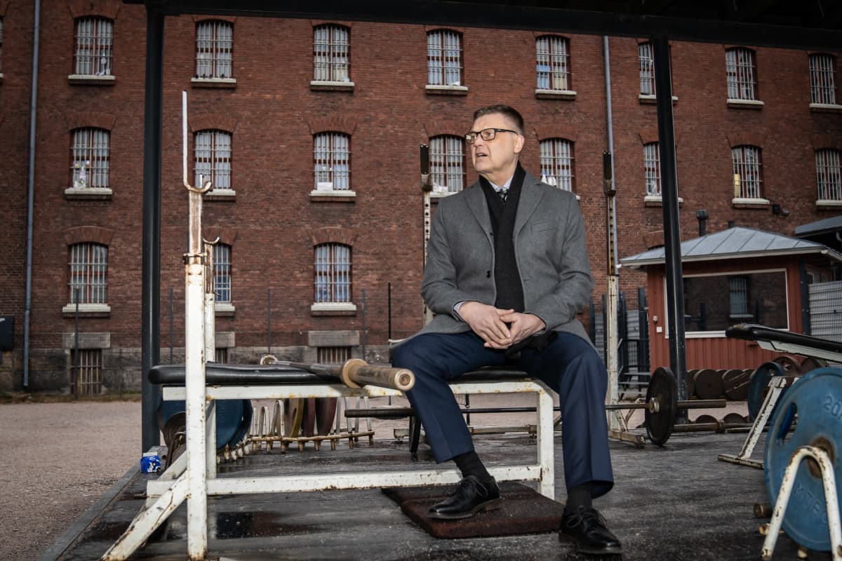 Arto Kujala, RISE pääjohtaja Sörkan vankilan pihalla