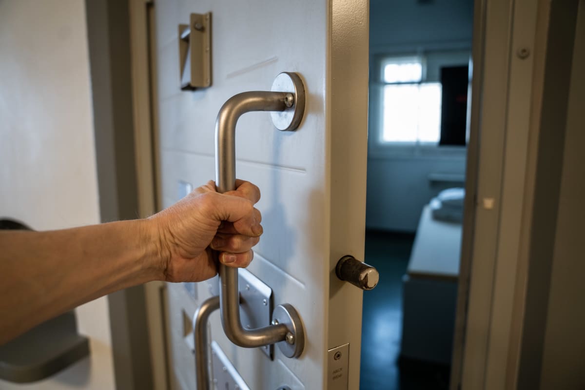 käsi ovenkahvassa riihimäen vankila