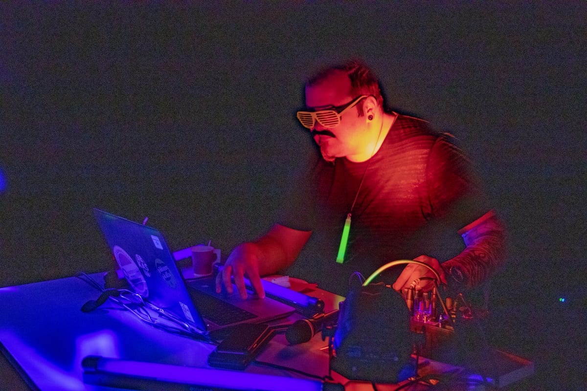 Dj soittaa musiikkia