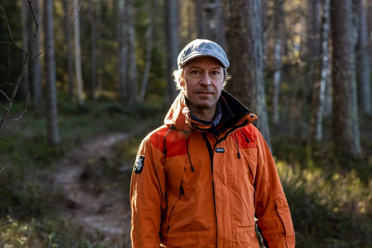 Ekokumppanit Oy:n projektiasiantuntija Petri Mäkelä kuvattuna Kintulammen retkeily- ja luonnonsuojelualueella.