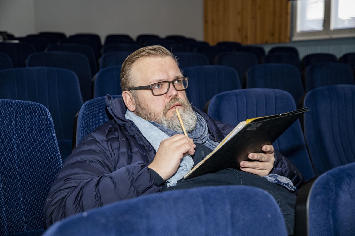 ohjaaja Kai-Erik Känsälä katsoo esitystä