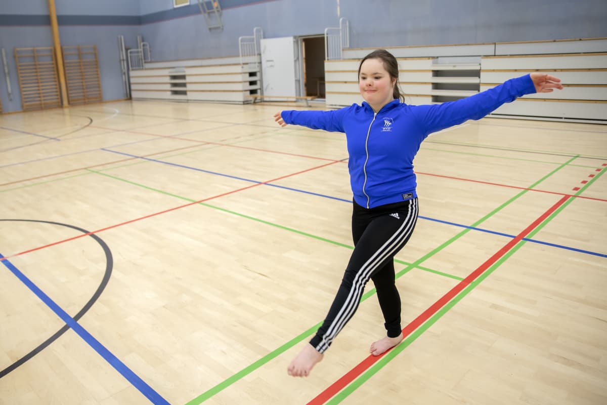 Veera Luhtanen harjoittelee voimistelusalissa.