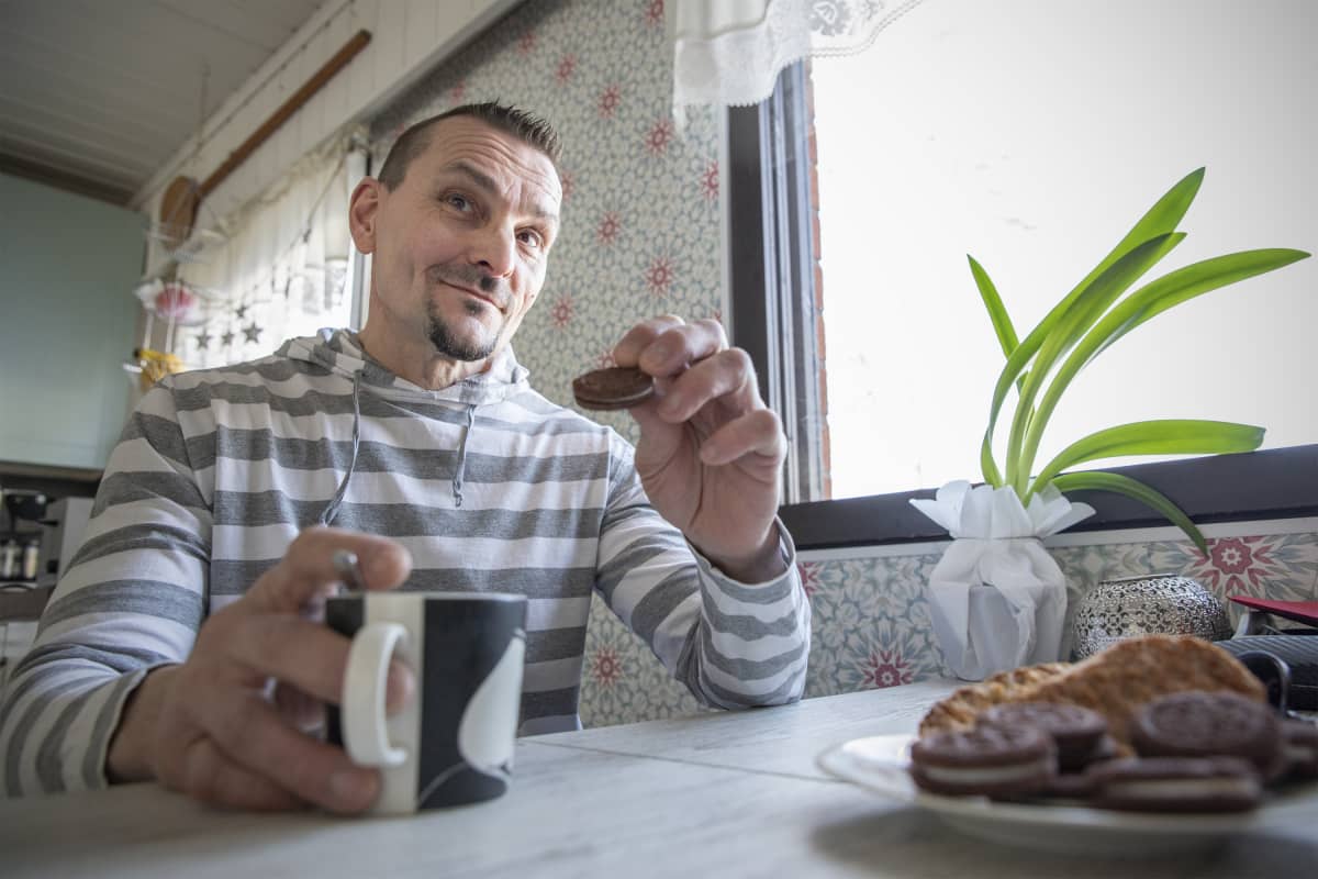Jyrki Keto kahvipöydässä.