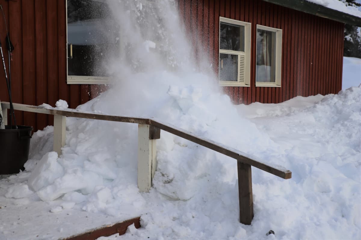 Runsaslumisena talvena katolta pudotettava lumi kasaantuu suureksi keoksi ikkunan eteen.