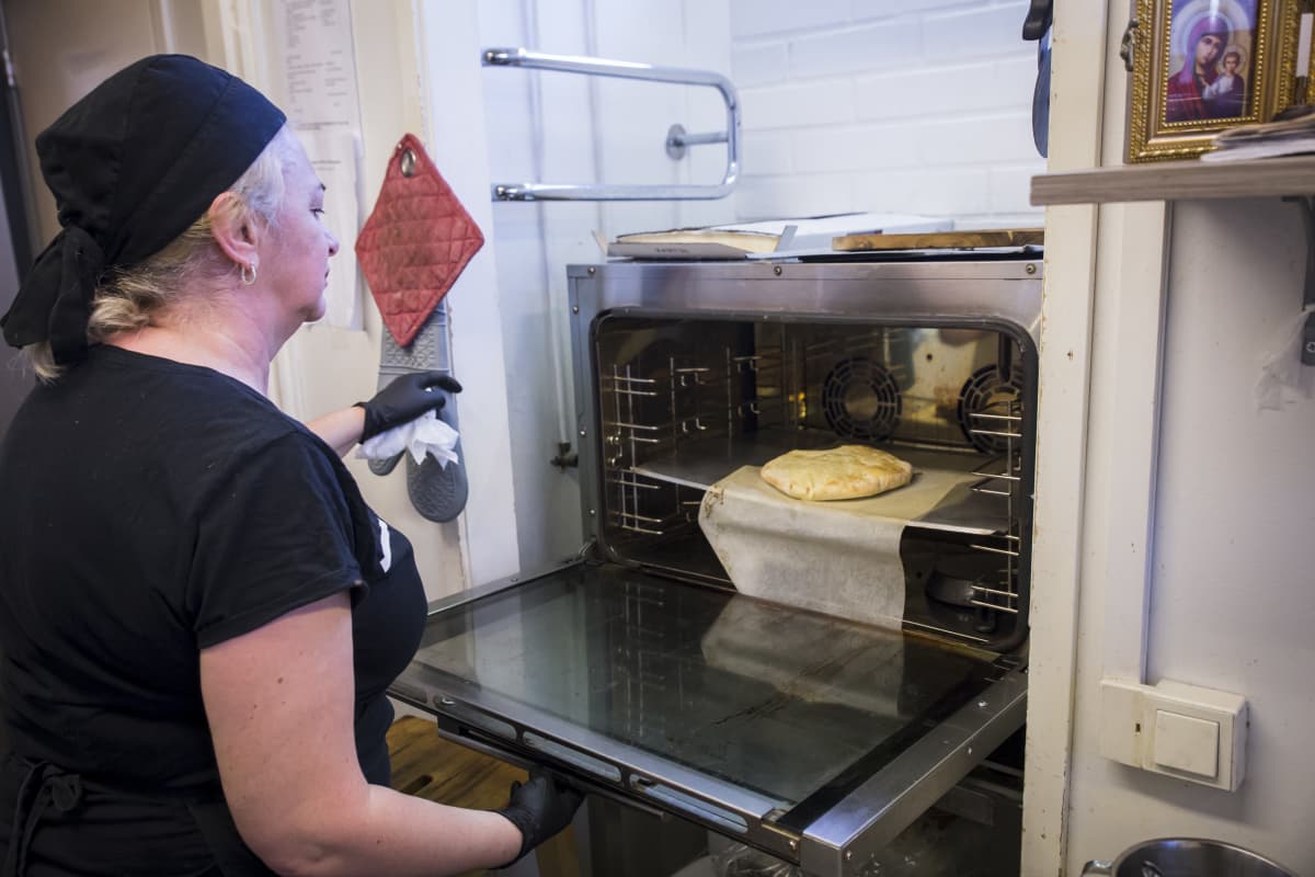 Georgialainen kokki paistaa leipää Georgialaisessa ravintola Rionissa
