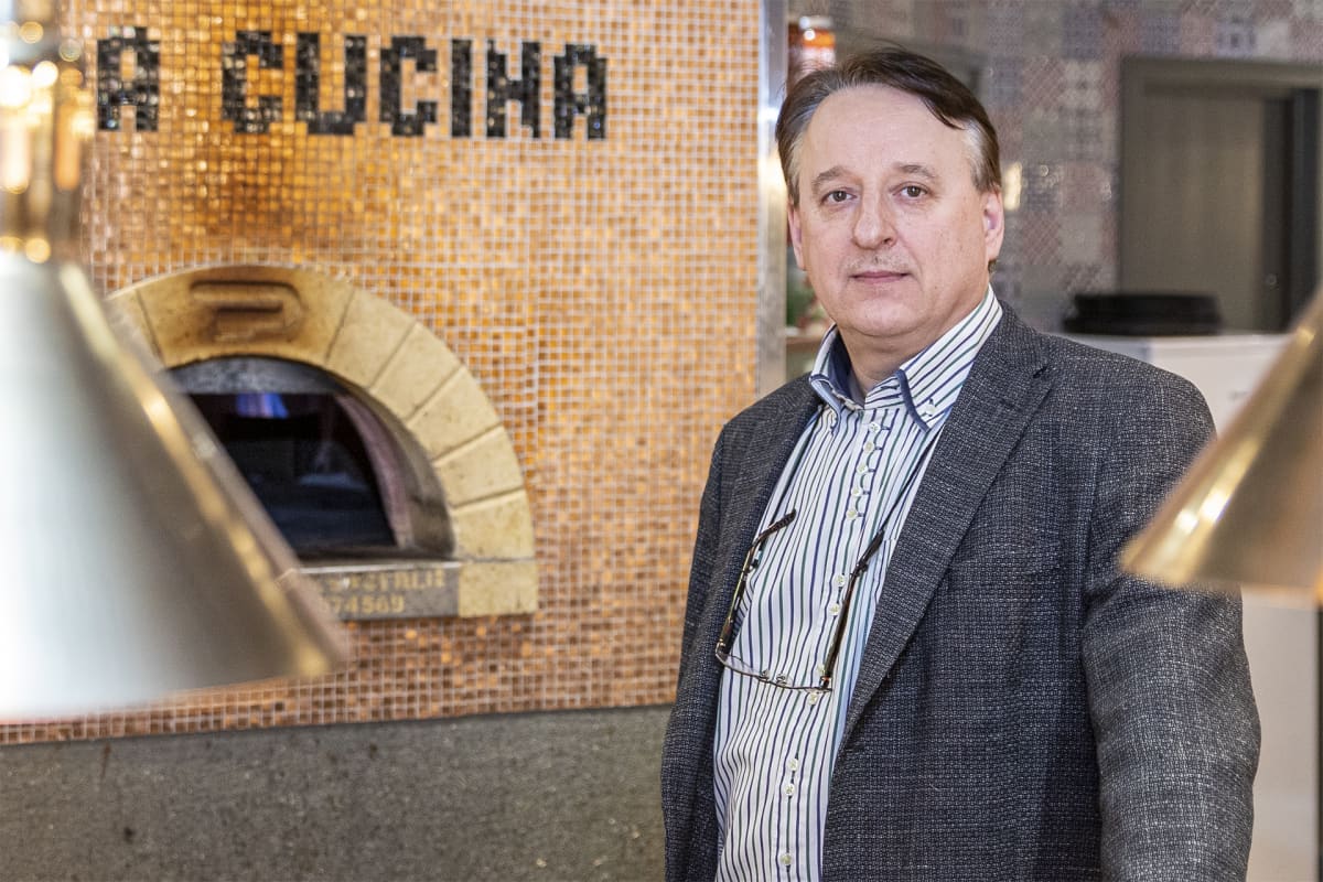 Keskimaan Ryhmäpäällikkö Mikko Parviainen katsoo kameraan.