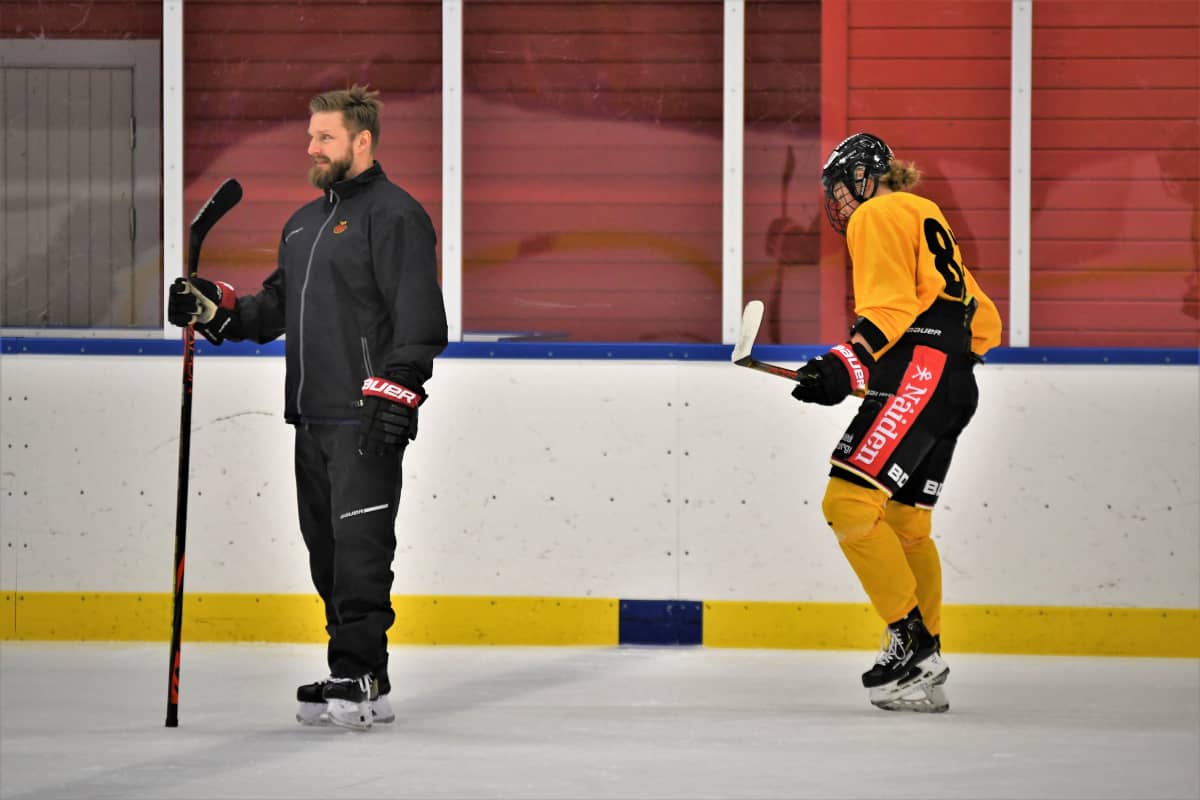 Tränaren Mikael Forsberg och Ronja Savolainen på is.