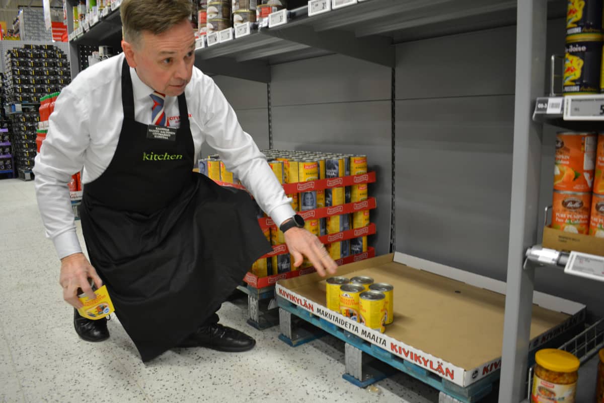 Kauppias Hannu Aaltonen Kupittaan Citymarketin säilykeosastoilla.