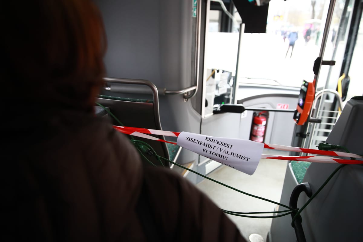 Eristysnauhat tallinnalaisessa bussissa estävät pääsyn kuljettajan luokse koronaviruksen takia.