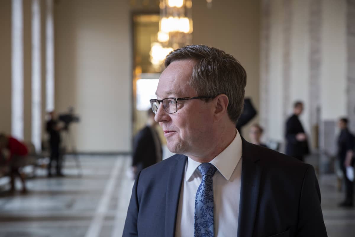 Elinkeinoministeri Mika Lintilä Eduskunnan valtiosalissa.